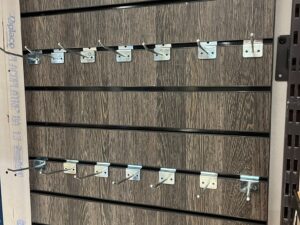 Panneau rainuré mural en bois avec broches – H200 cm