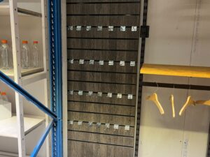 Panneau rainuré mural en bois avec broches – H200 cm