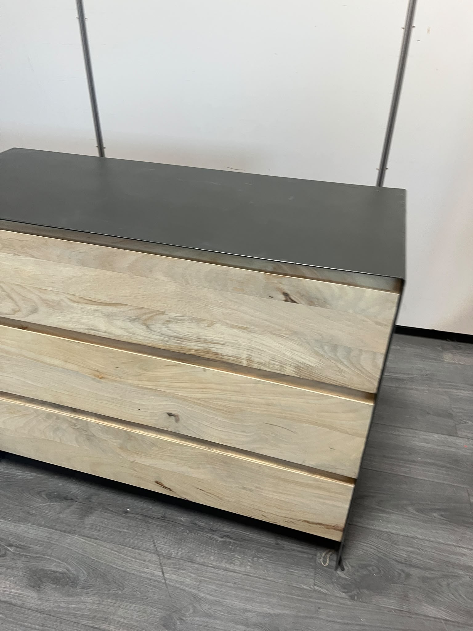 Commode 3 tiroirs noir et bois brut – L98 cm