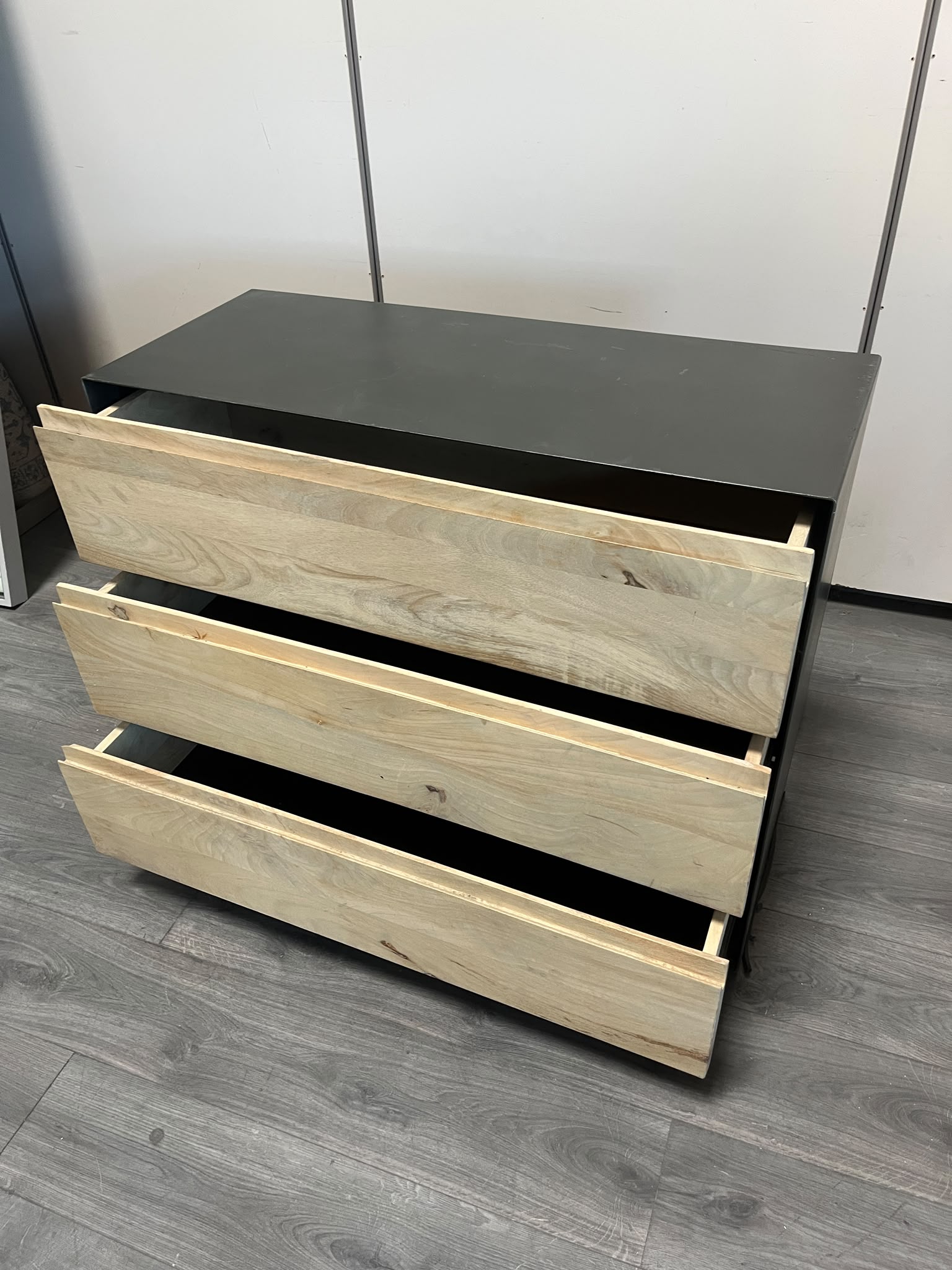 Commode 3 tiroirs noir et bois brut – L98 cm