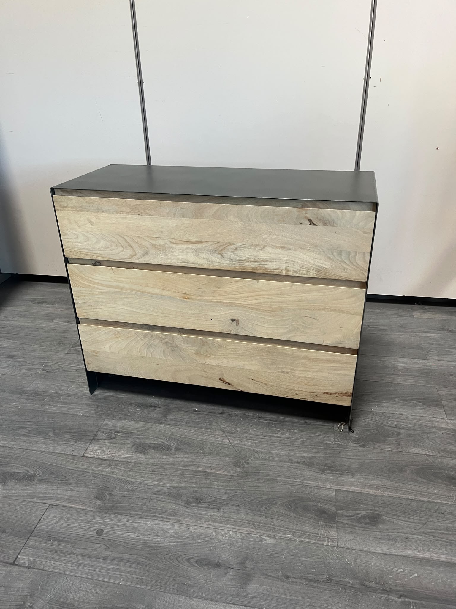 Commode 3 tiroirs noir et bois brut – L98 cm