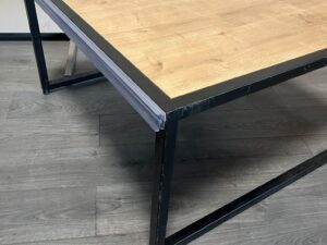 Table basse noir et bois – 95 × 95 cm