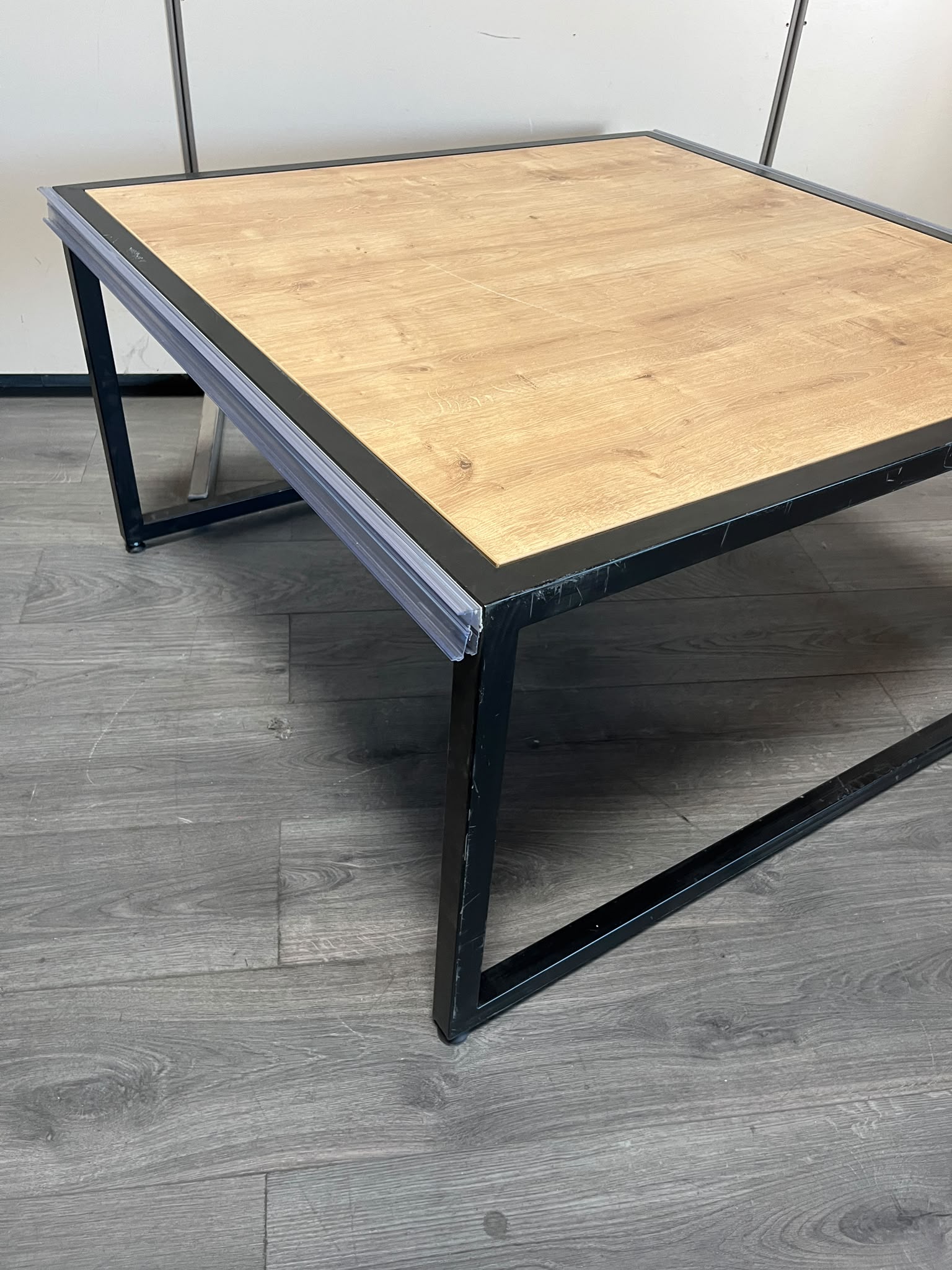 Table basse noir et bois – 95 × 95 cm