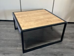 Table basse noir et bois – 95 × 95 cm