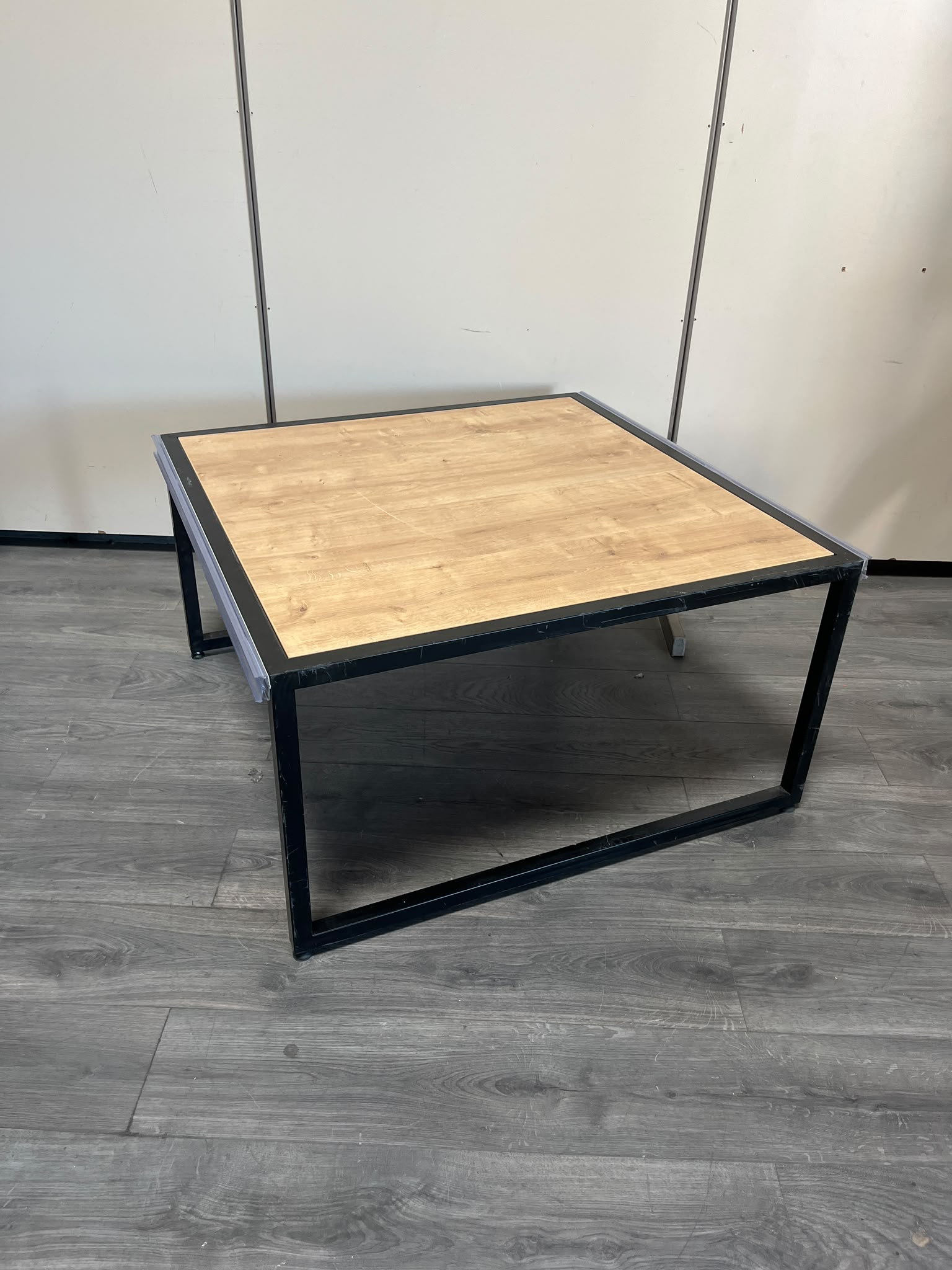 Table basse noir et bois – 95 × 95 cm