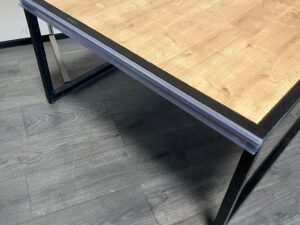 Table basse noir et bois – 95 × 95 cm