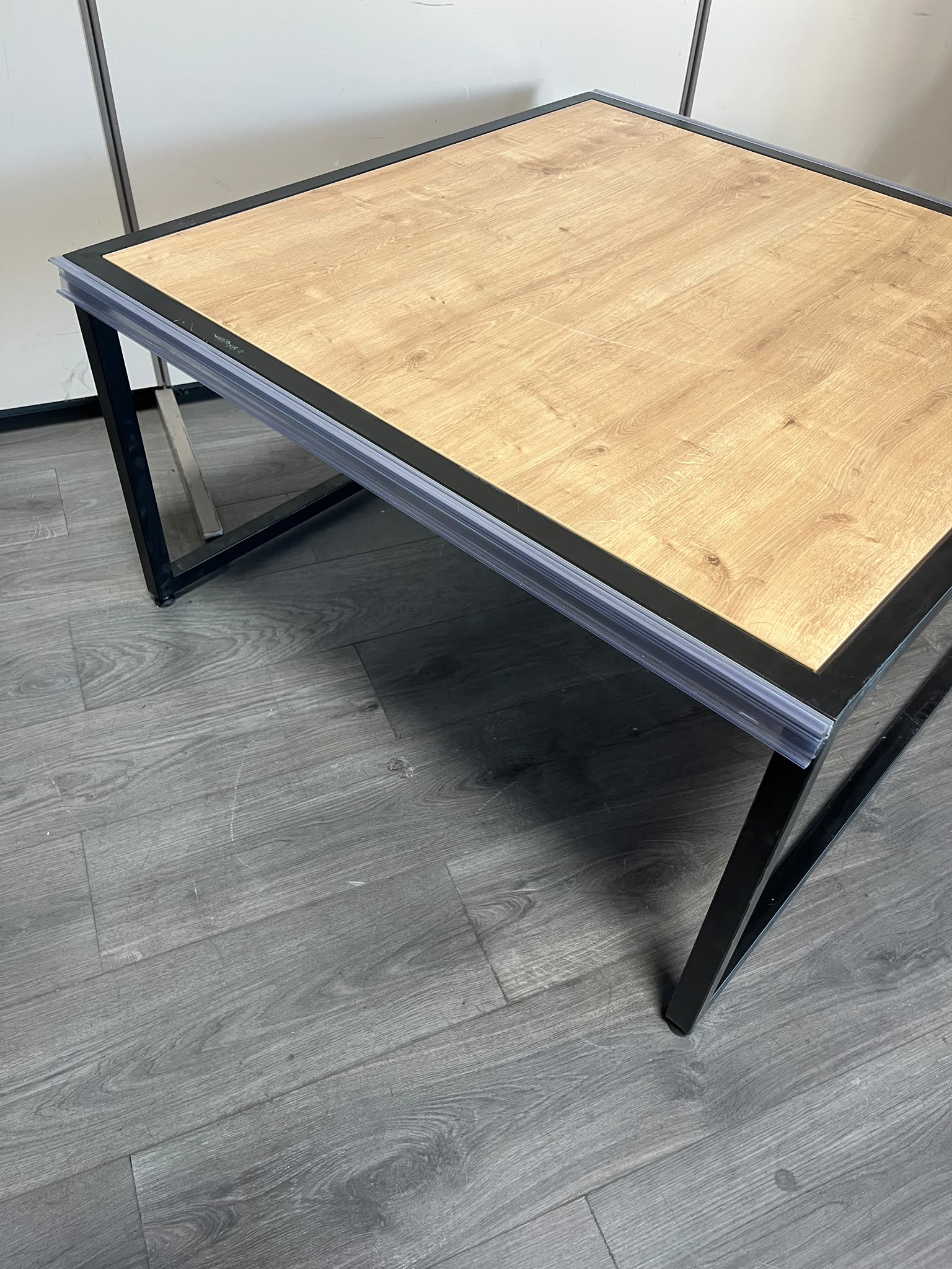 Table basse noir et bois – 95 × 95 cm