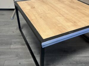 Table basse noir et bois – 95 × 95 cm