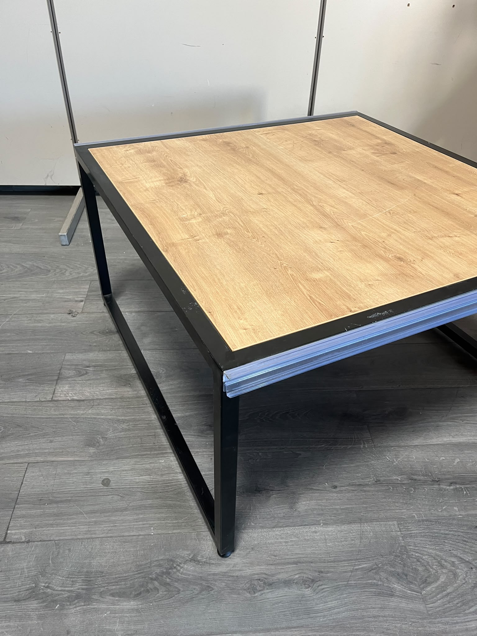 Table basse noir et bois – 95 × 95 cm