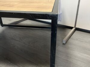Table basse noir et bois – 95 × 95 cm