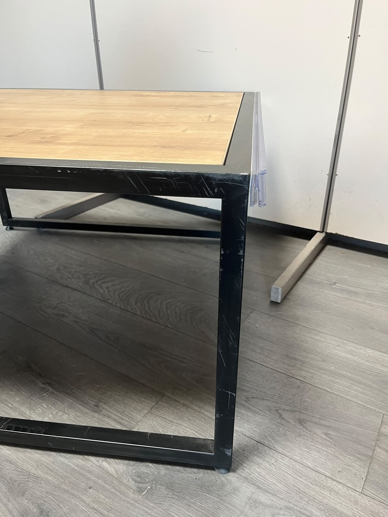 Table basse noir et bois – 95 × 95 cm