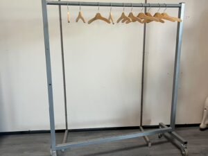 Portant de stockage gris sur roulettes – L140 cm