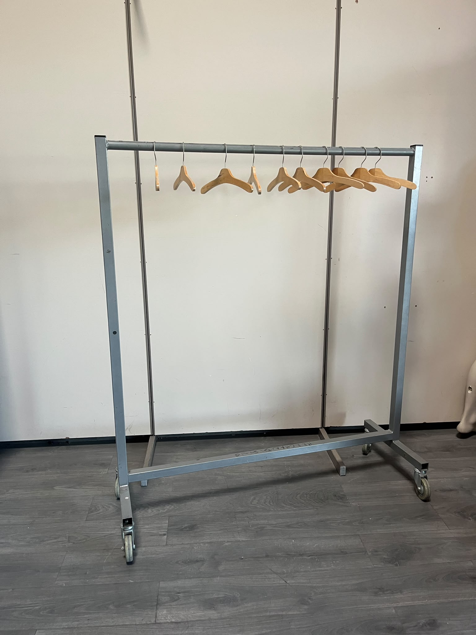 Portant de stockage gris sur roulettes – L140 cm