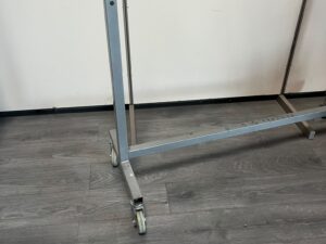 Portant de stockage gris sur roulettes – L140 cm
