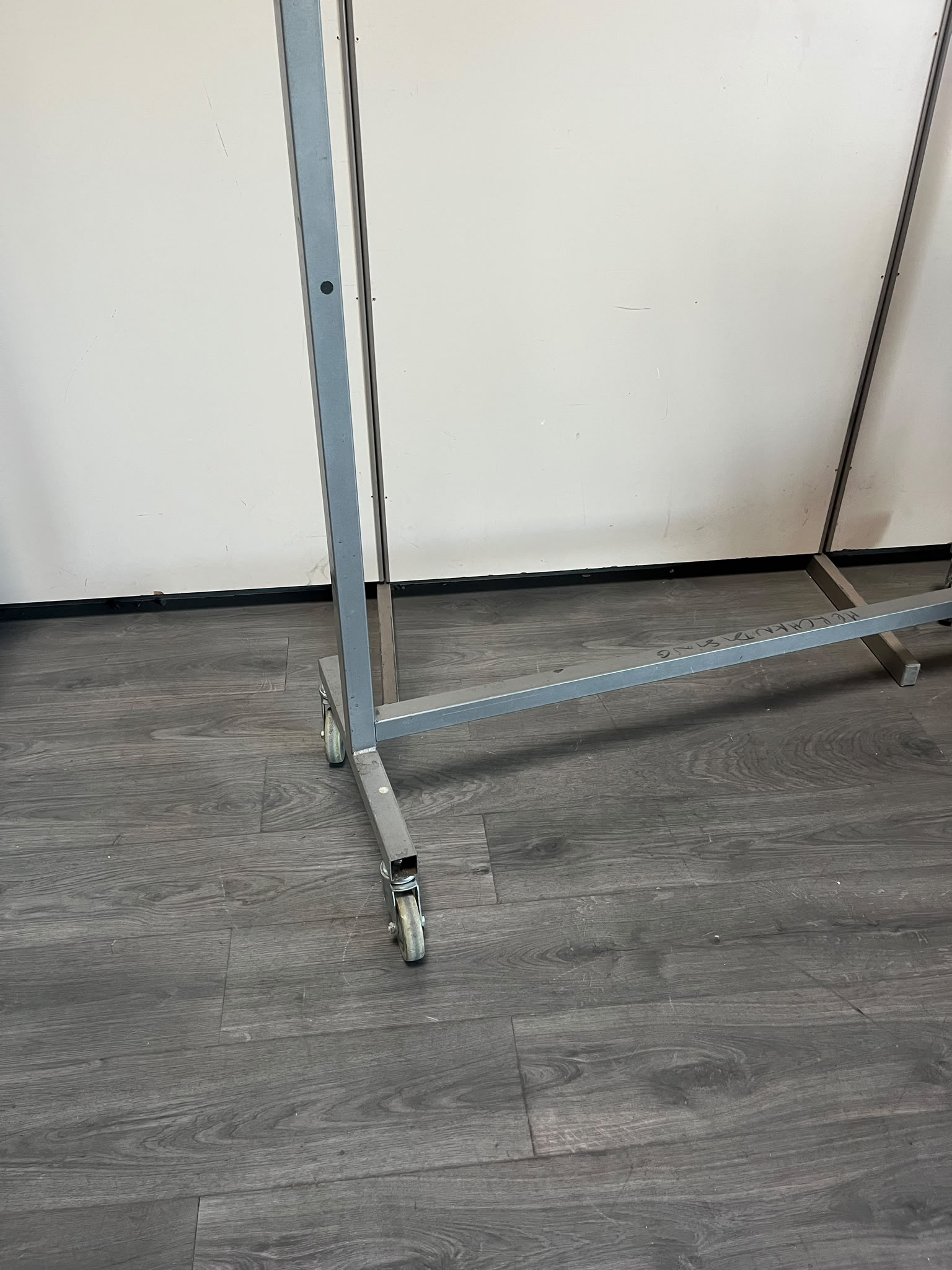 Portant de stockage gris sur roulettes – L140 cm