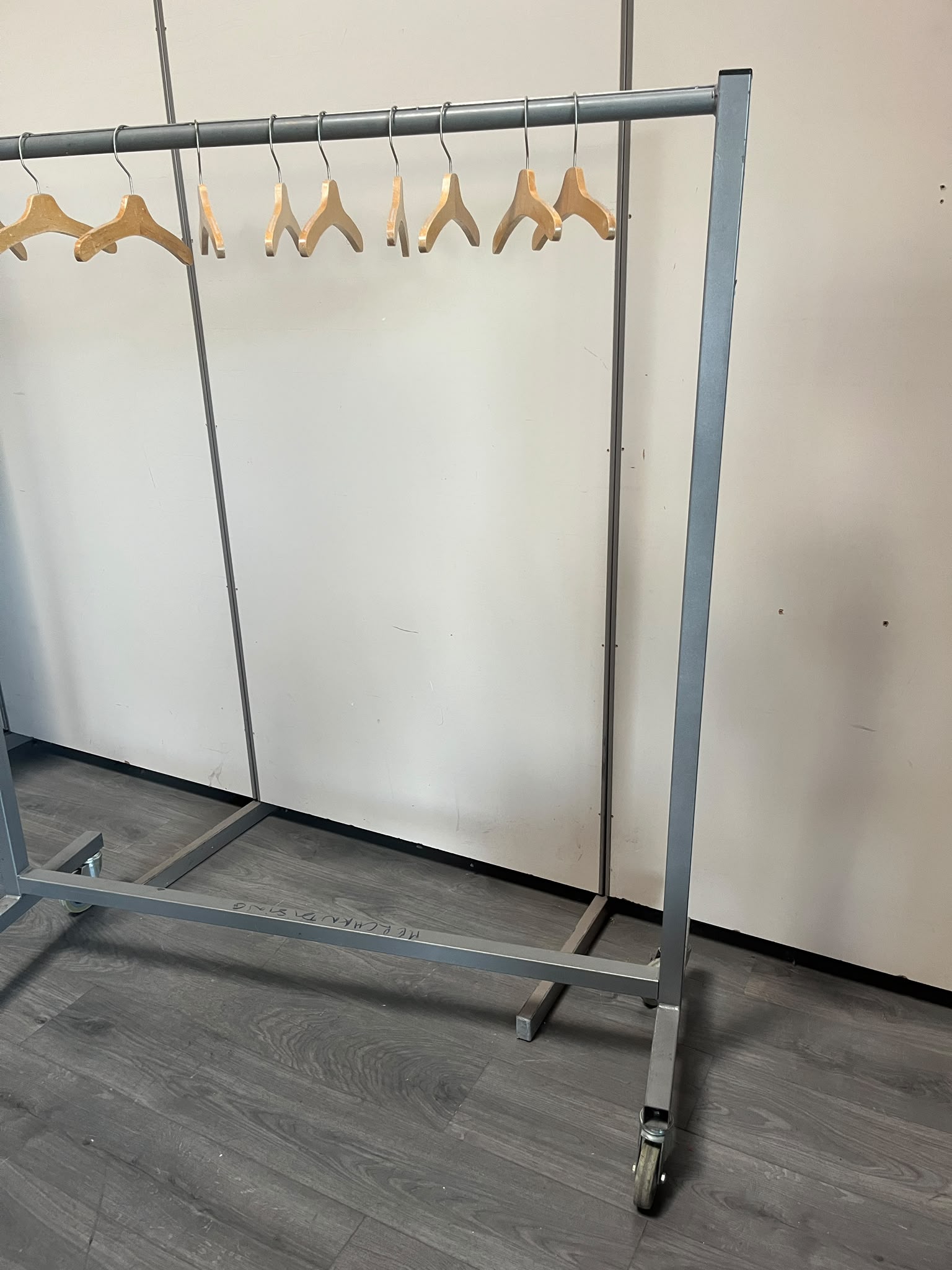 Portant de stockage gris sur roulettes – L140 cm