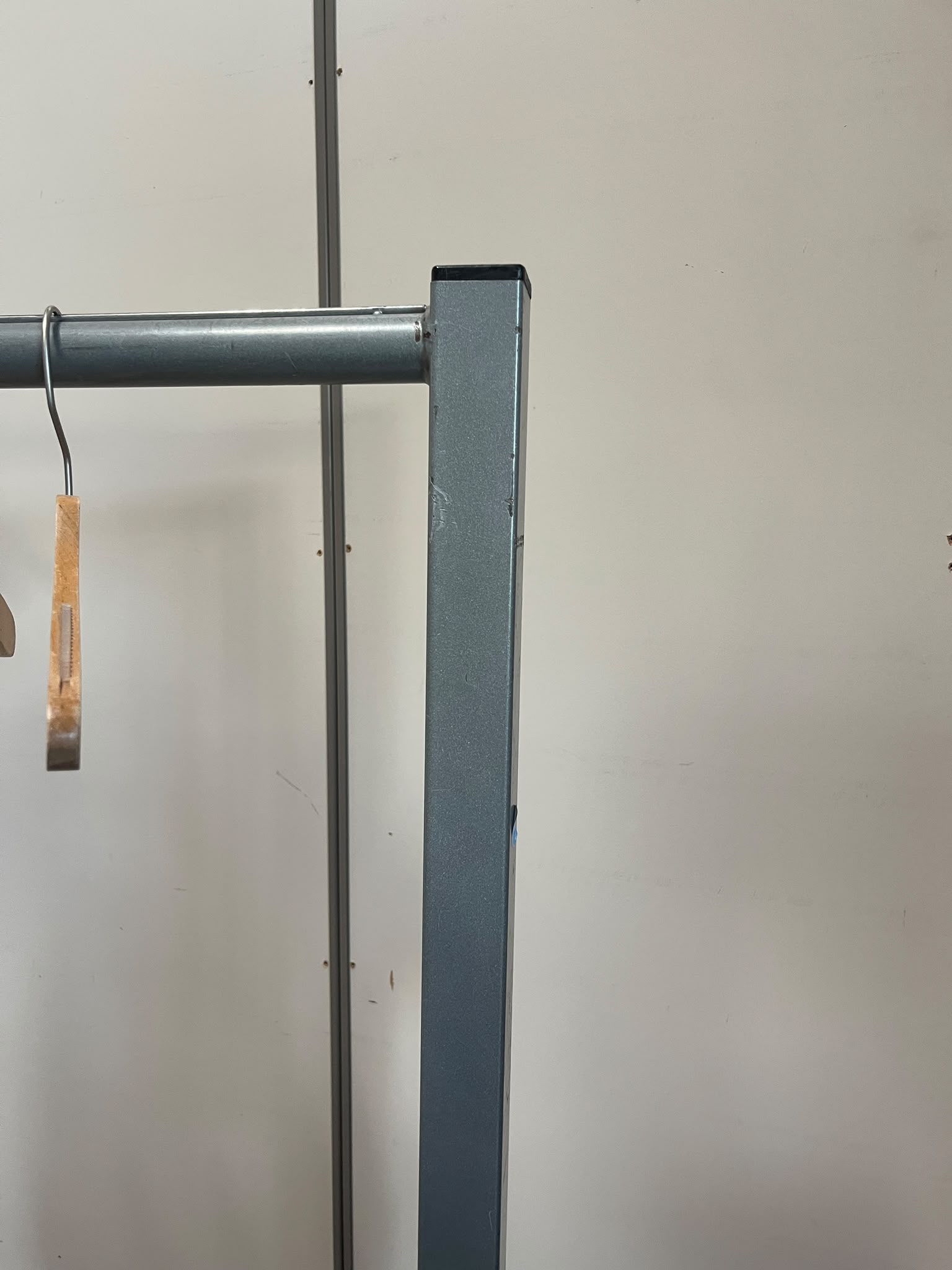 Portant de stockage gris sur roulettes – L140 cm