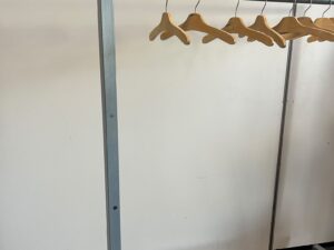Portant de stockage gris sur roulettes – L140 cm