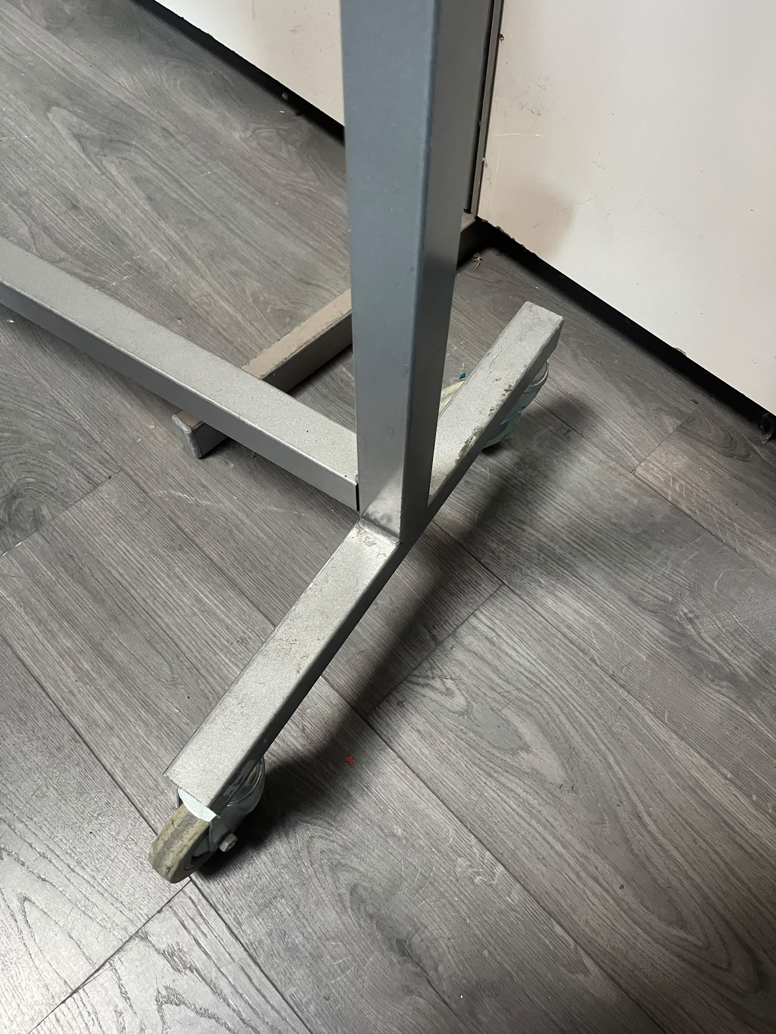 Portant de stockage gris sur roulettes – L140 cm