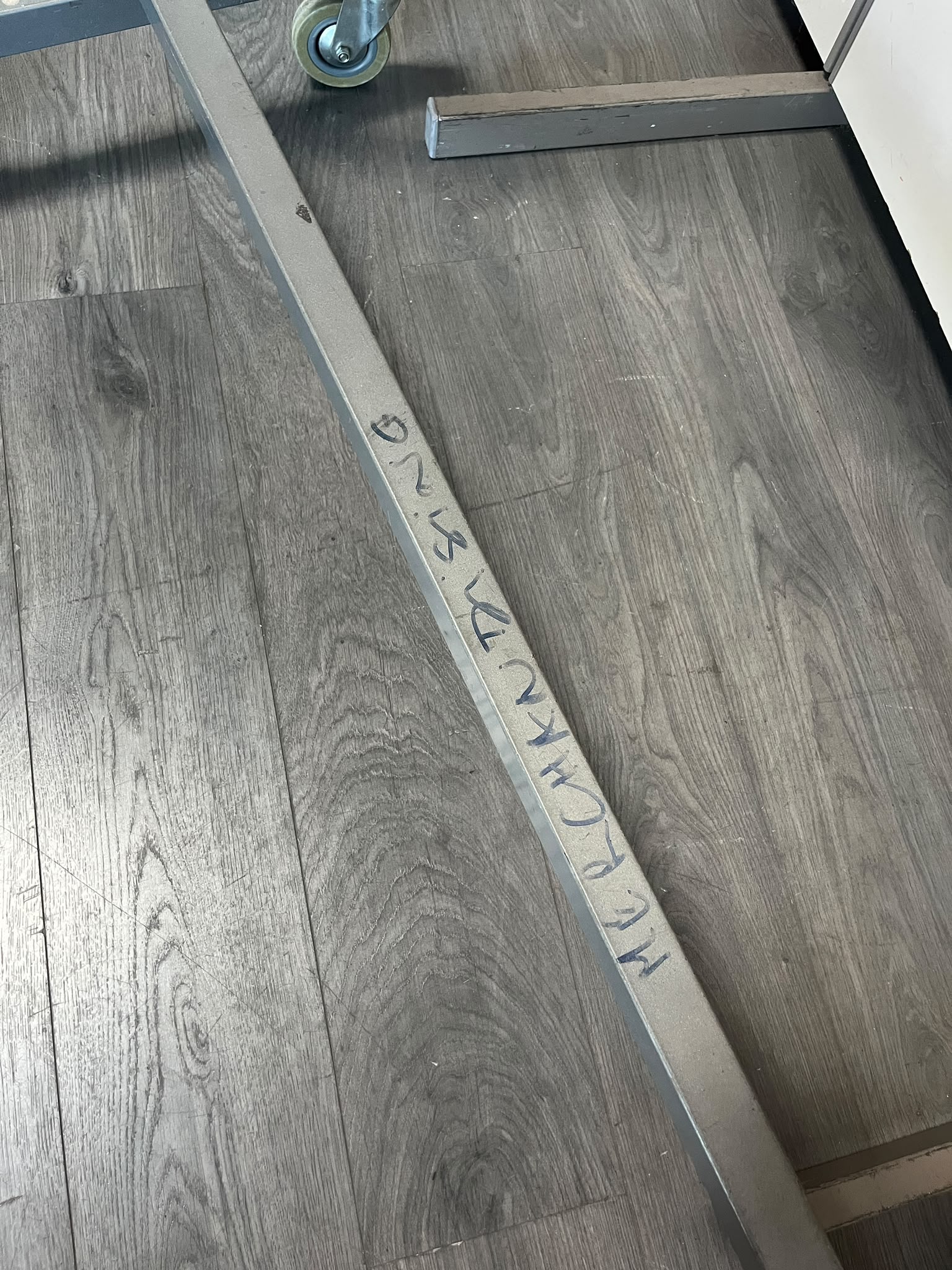 Portant de stockage gris sur roulettes – L140 cm