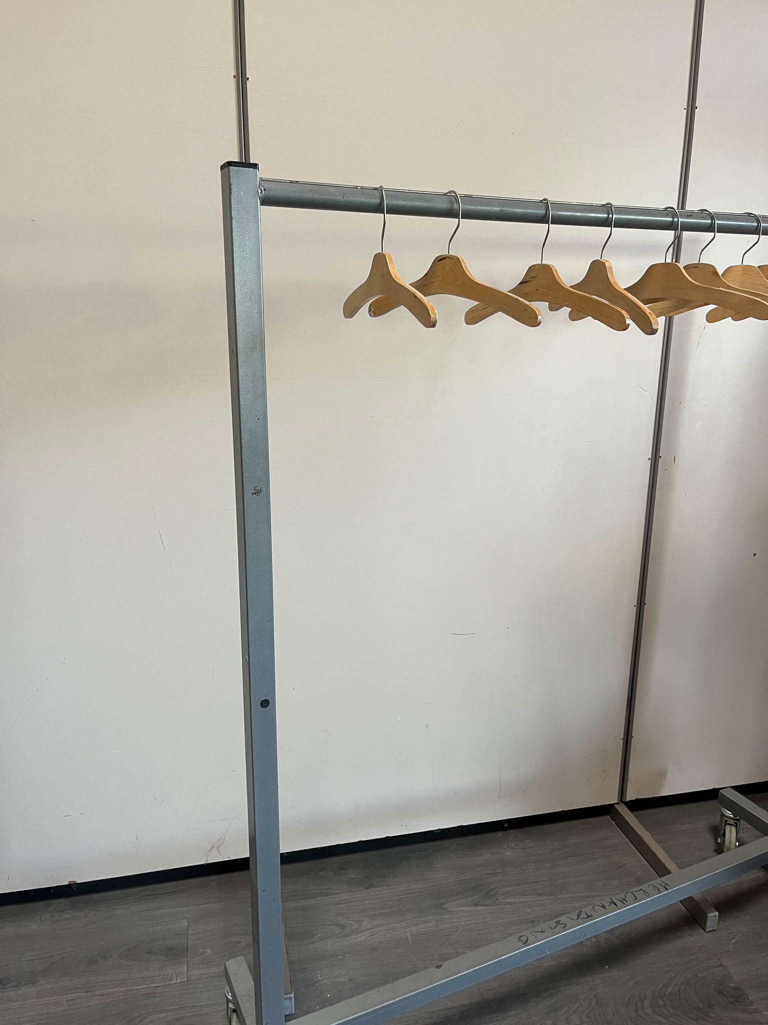 Portant de stockage gris sur roulettes – L140 cm