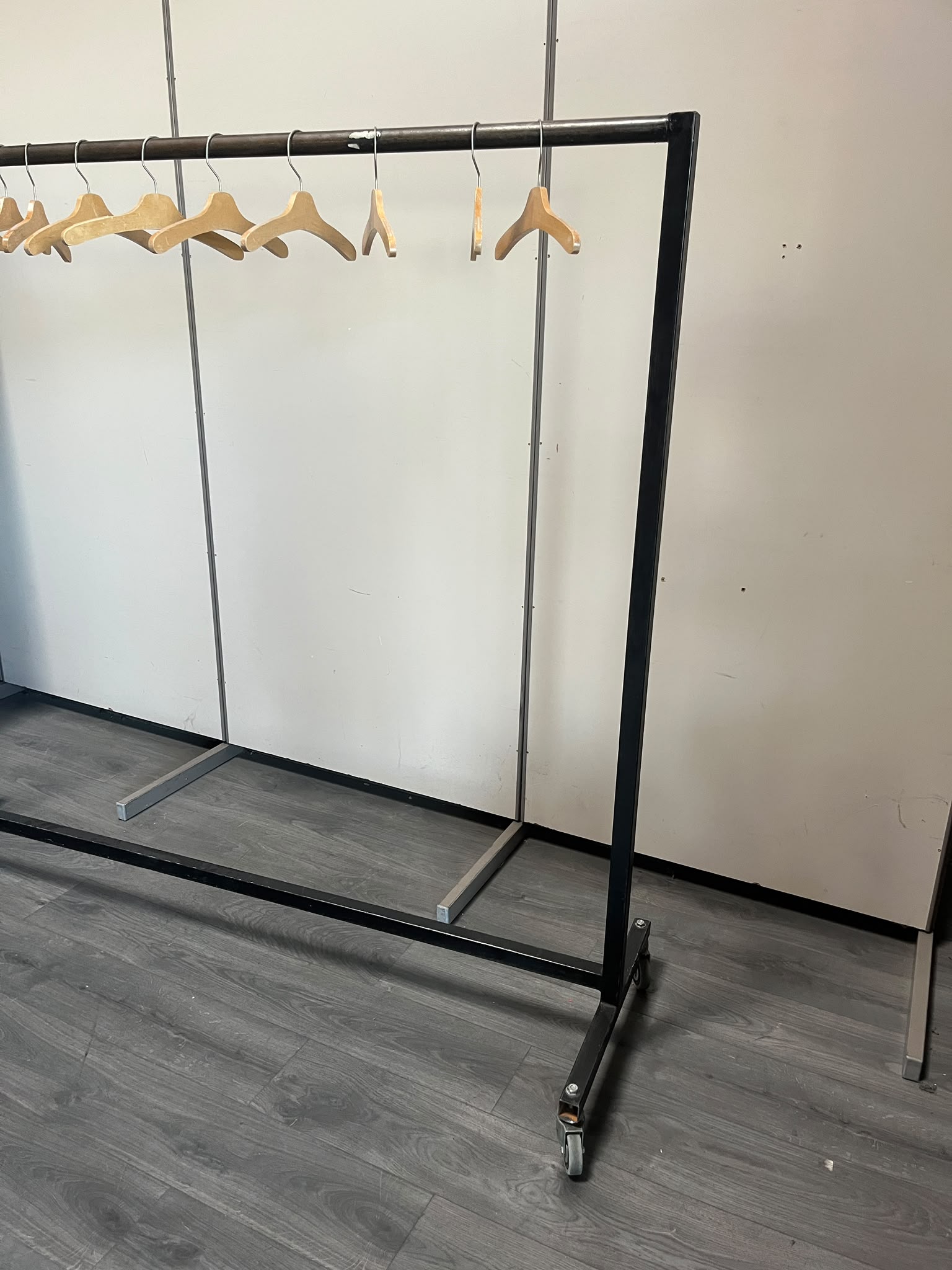Portant de stockage noir sur roulettes – L187 cm
