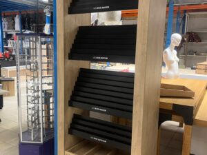 Meuble de présentation sur roulettes avec tiroirs – H220 cm