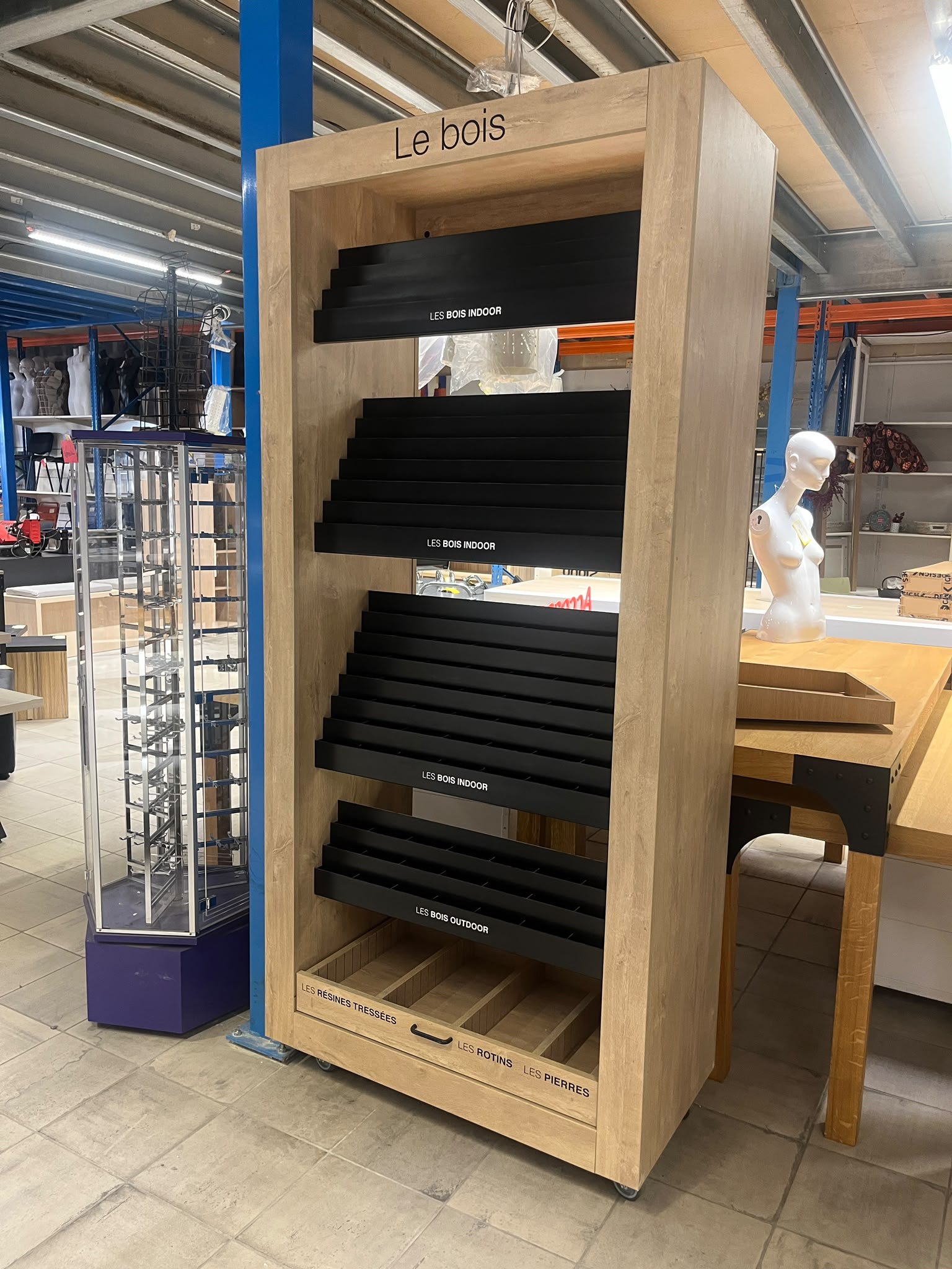 Meuble de présentation sur roulettes avec tiroirs – H220 cm