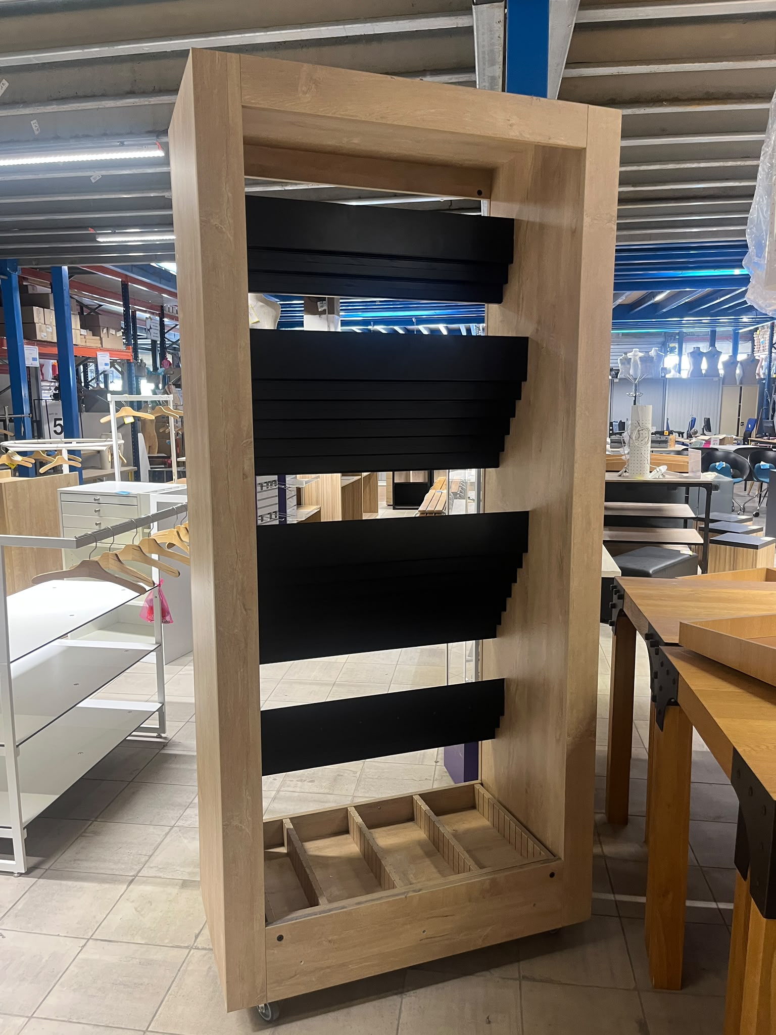 Meuble de présentation sur roulettes avec tiroirs – H220 cm