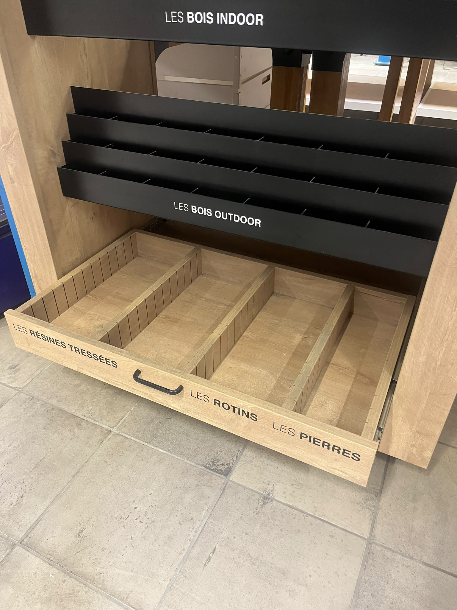 Meuble de présentation sur roulettes avec tiroirs – H220 cm