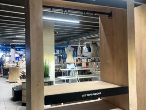 Meuble de présentation bois et noir sur roulettes – H220 cm