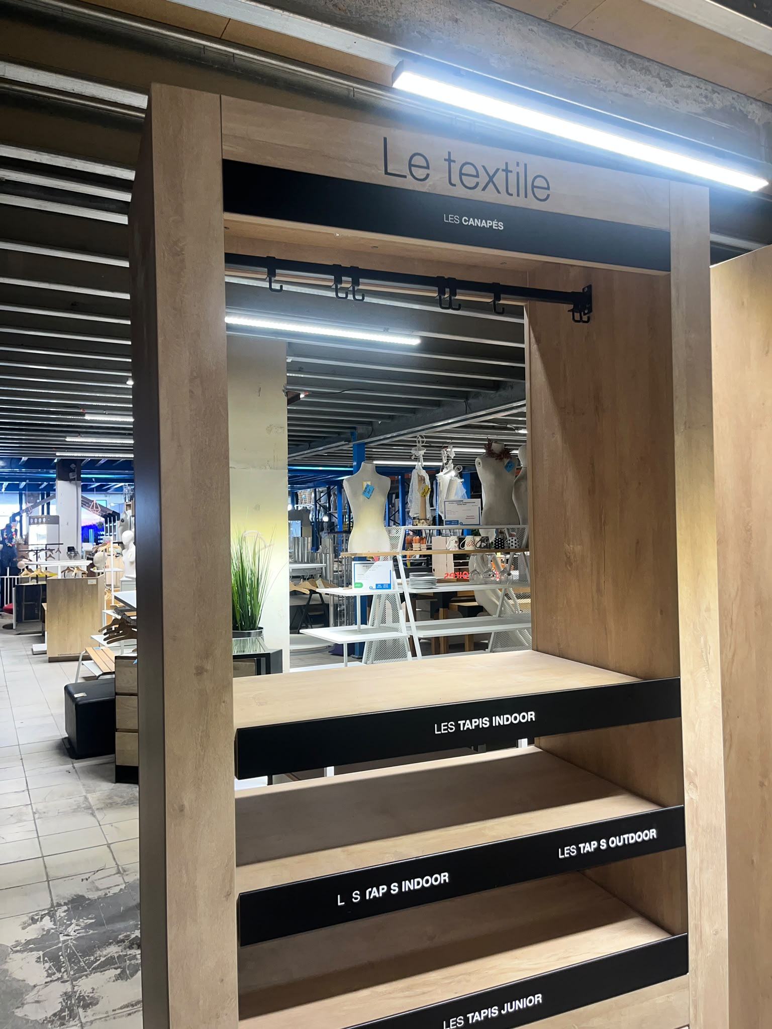 Meuble de présentation bois et noir sur roulettes – H220 cm