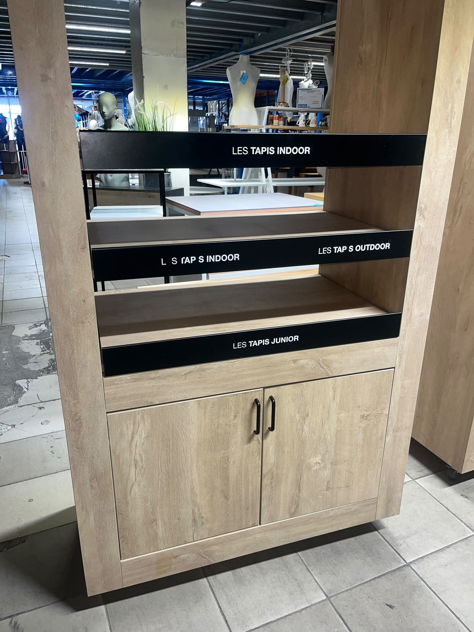 Meuble de présentation bois et noir sur roulettes – H220 cm