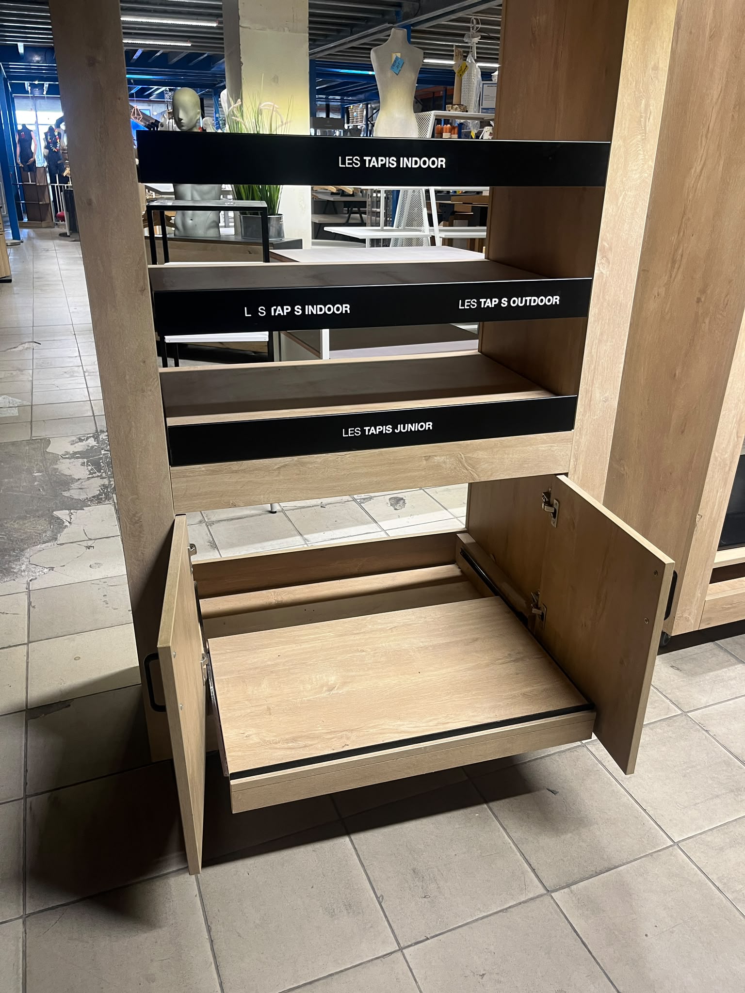 Meuble de présentation bois et noir sur roulettes – H220 cm