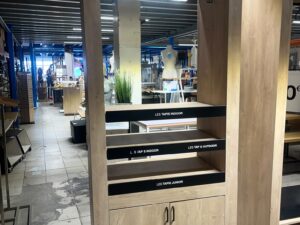 Meuble de présentation bois et noir sur roulettes – H220 cm