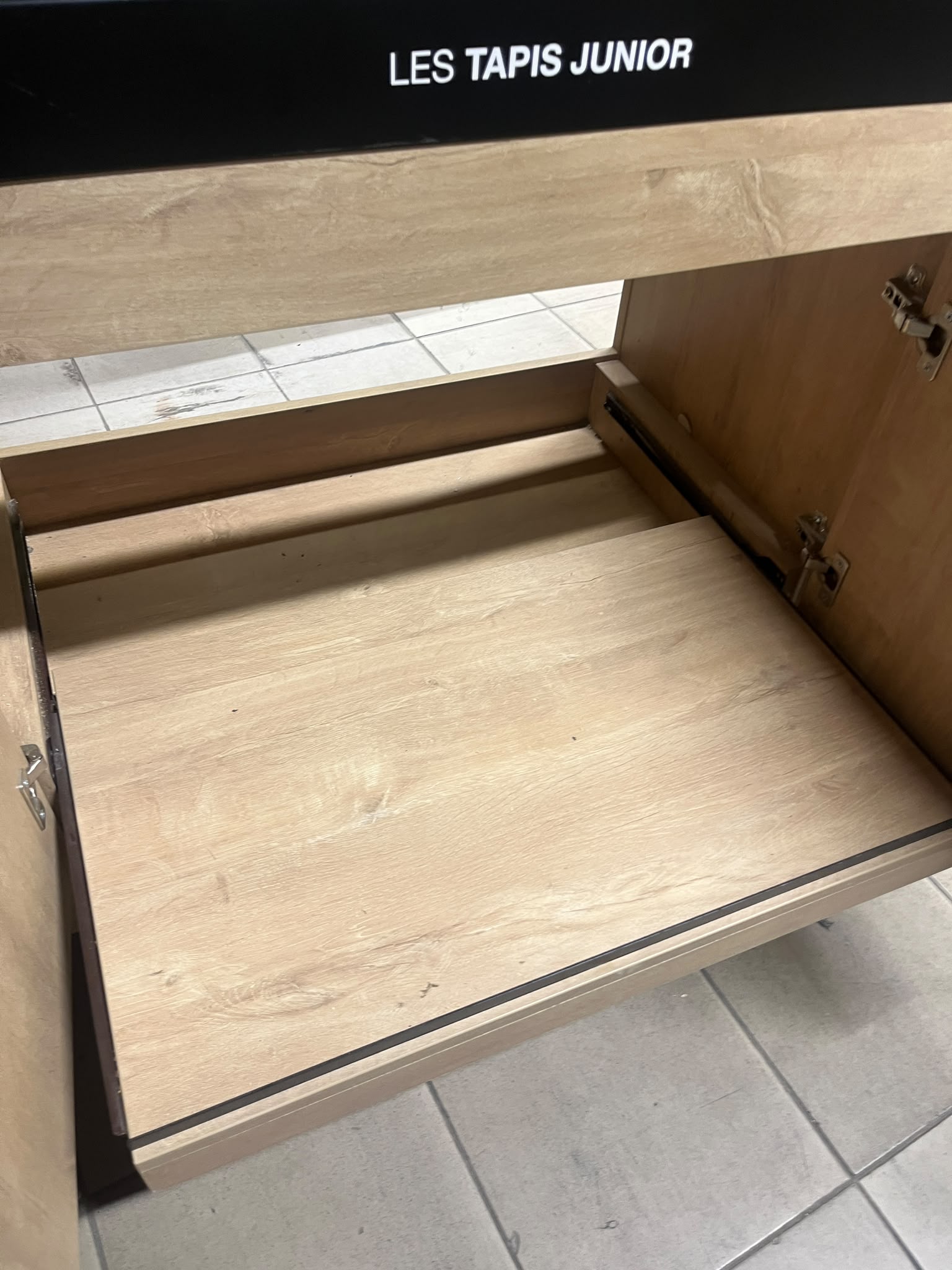 Meuble de présentation bois et noir sur roulettes – H220 cm