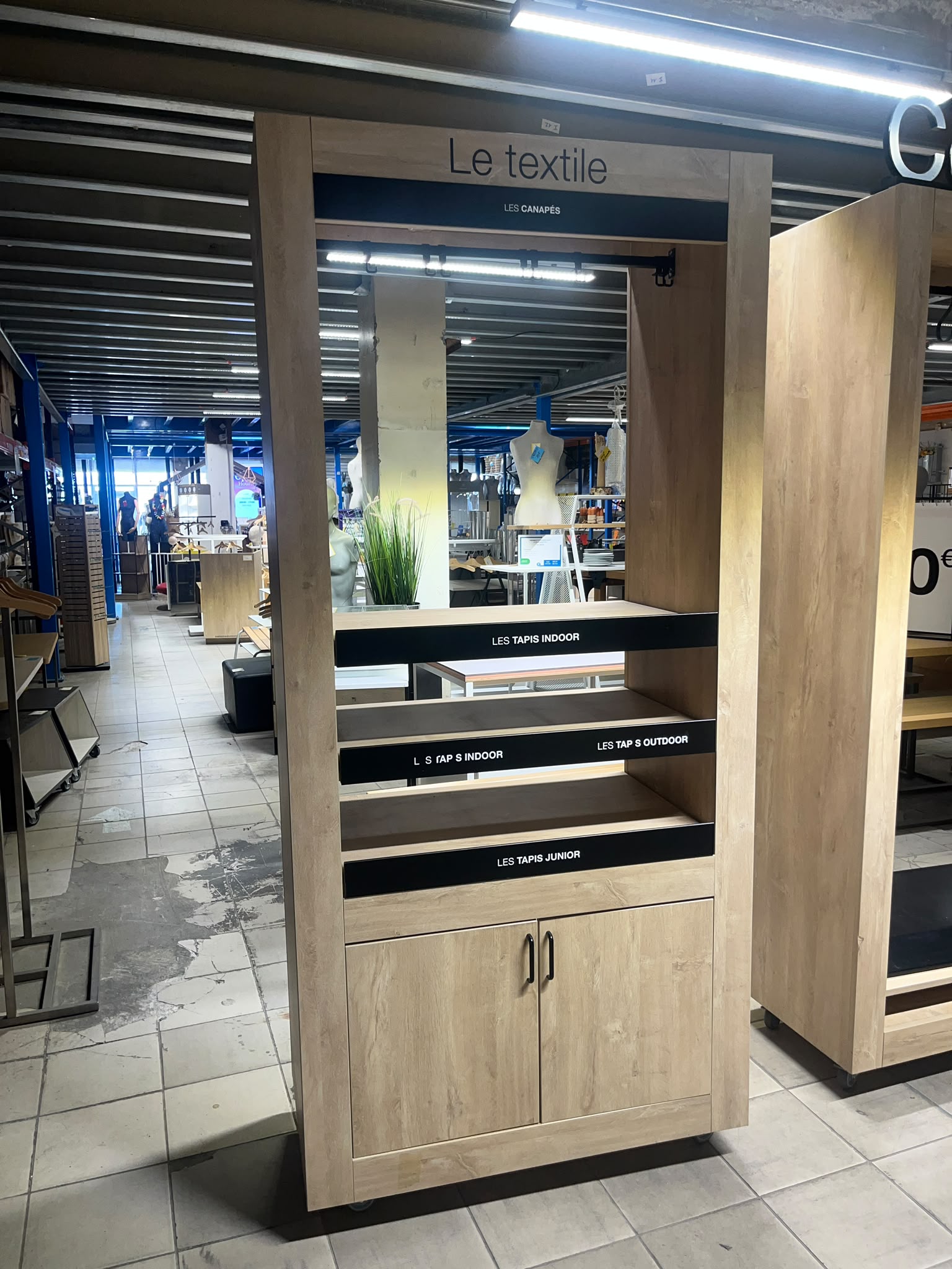 Meuble de présentation bois et noir sur roulettes – H220 cm