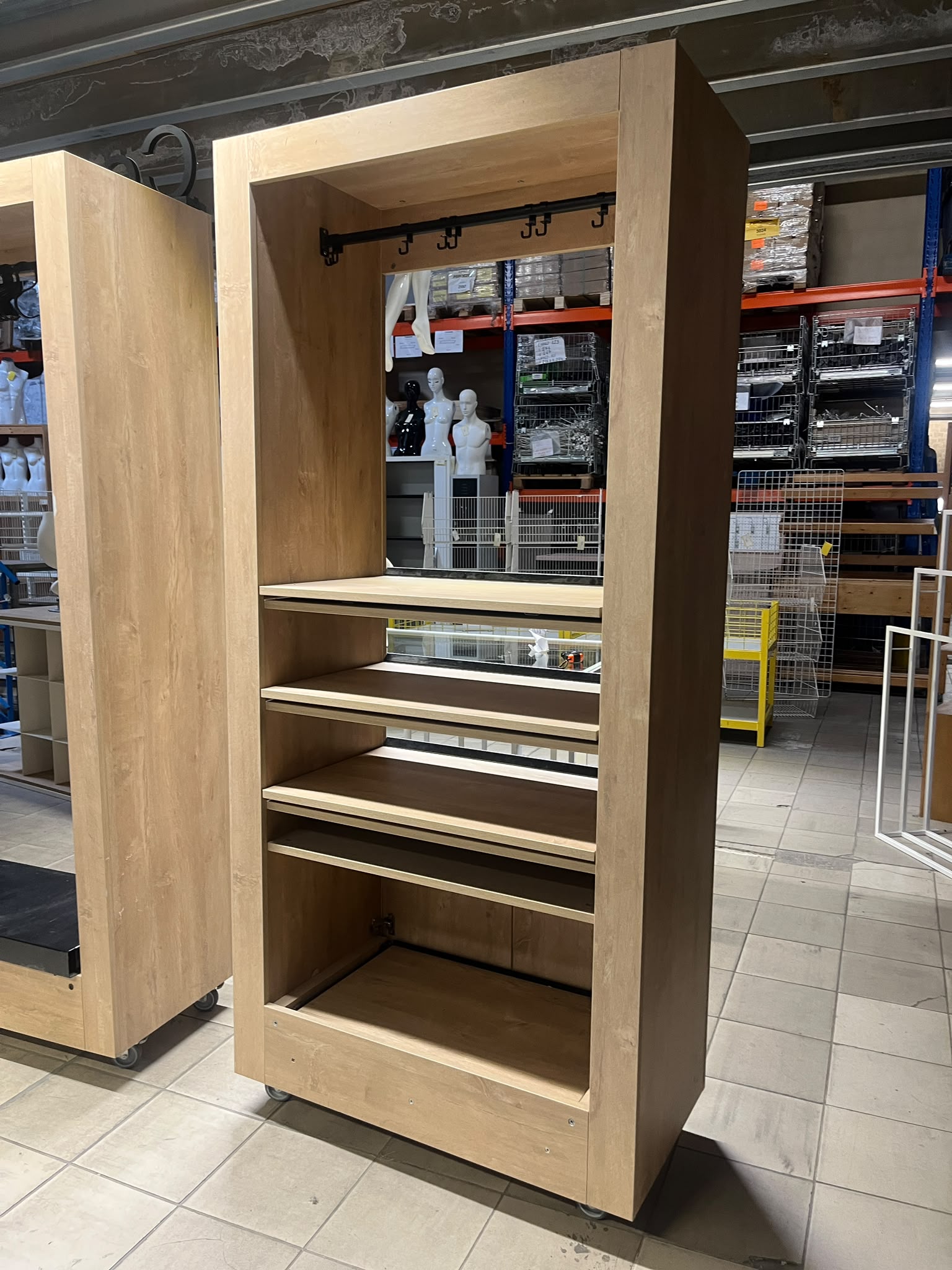 Meuble de présentation bois et noir sur roulettes – H220 cm