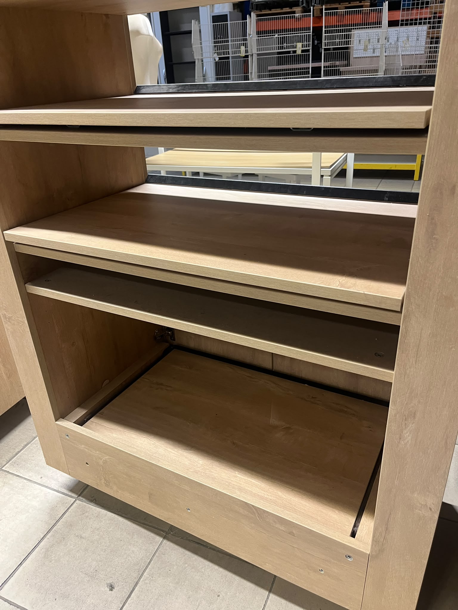 Meuble de présentation bois et noir sur roulettes – H220 cm