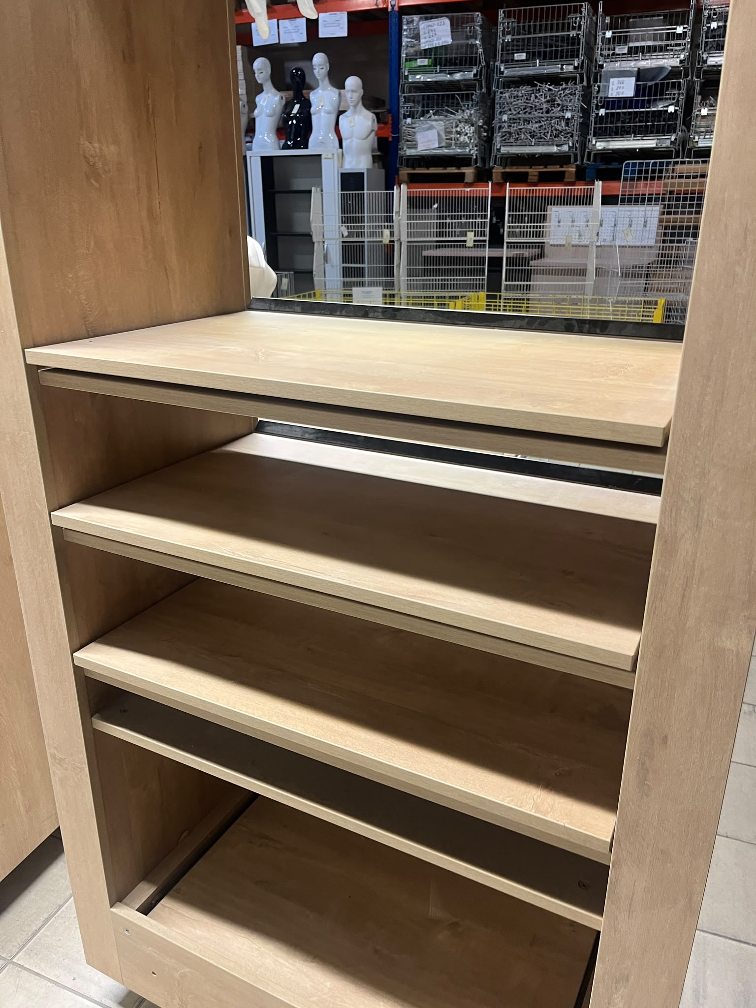 Meuble de présentation bois et noir sur roulettes – H220 cm