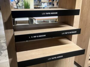Meuble de présentation bois et noir sur roulettes – H220 cm