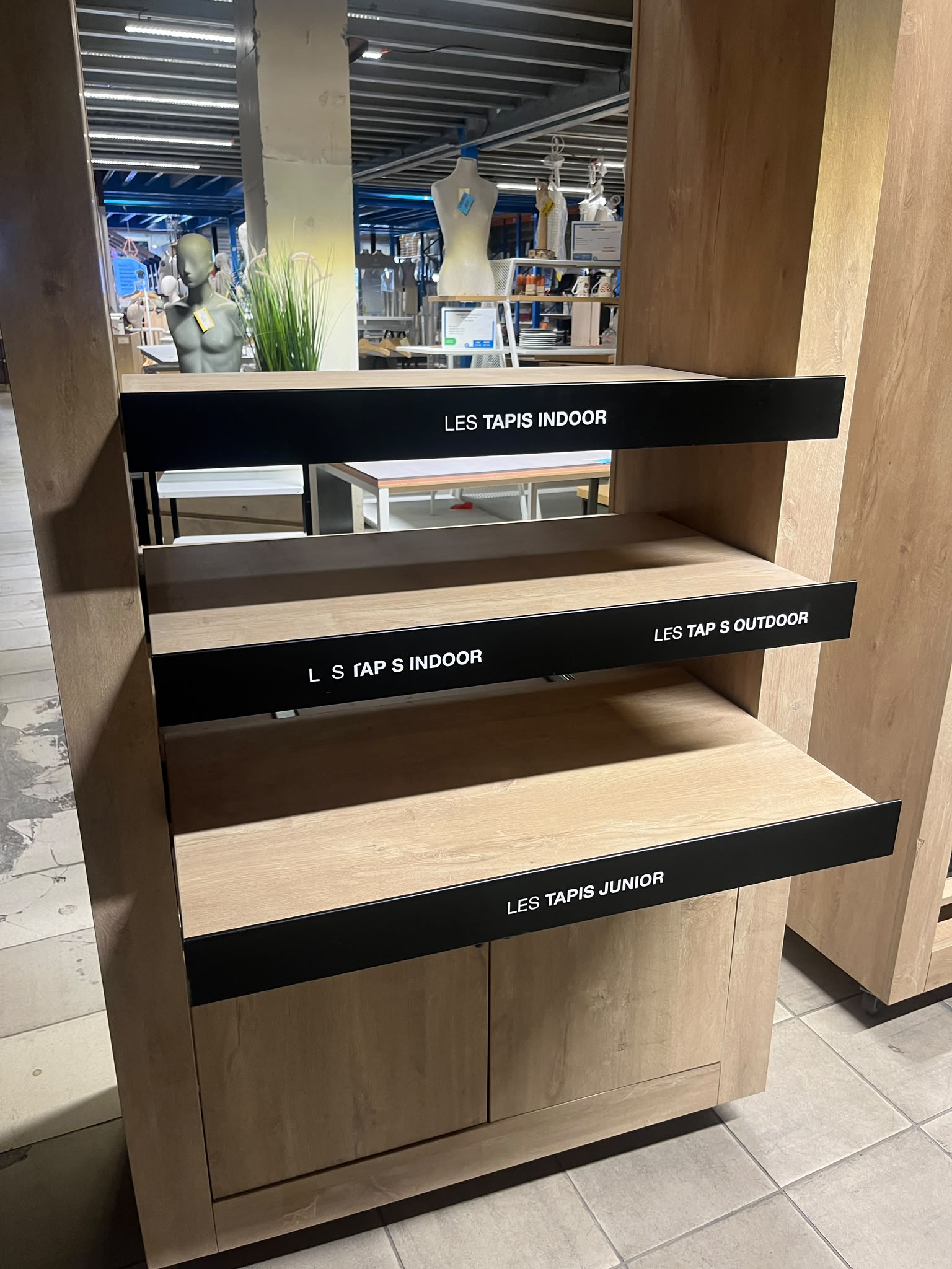 Meuble de présentation bois et noir sur roulettes – H220 cm