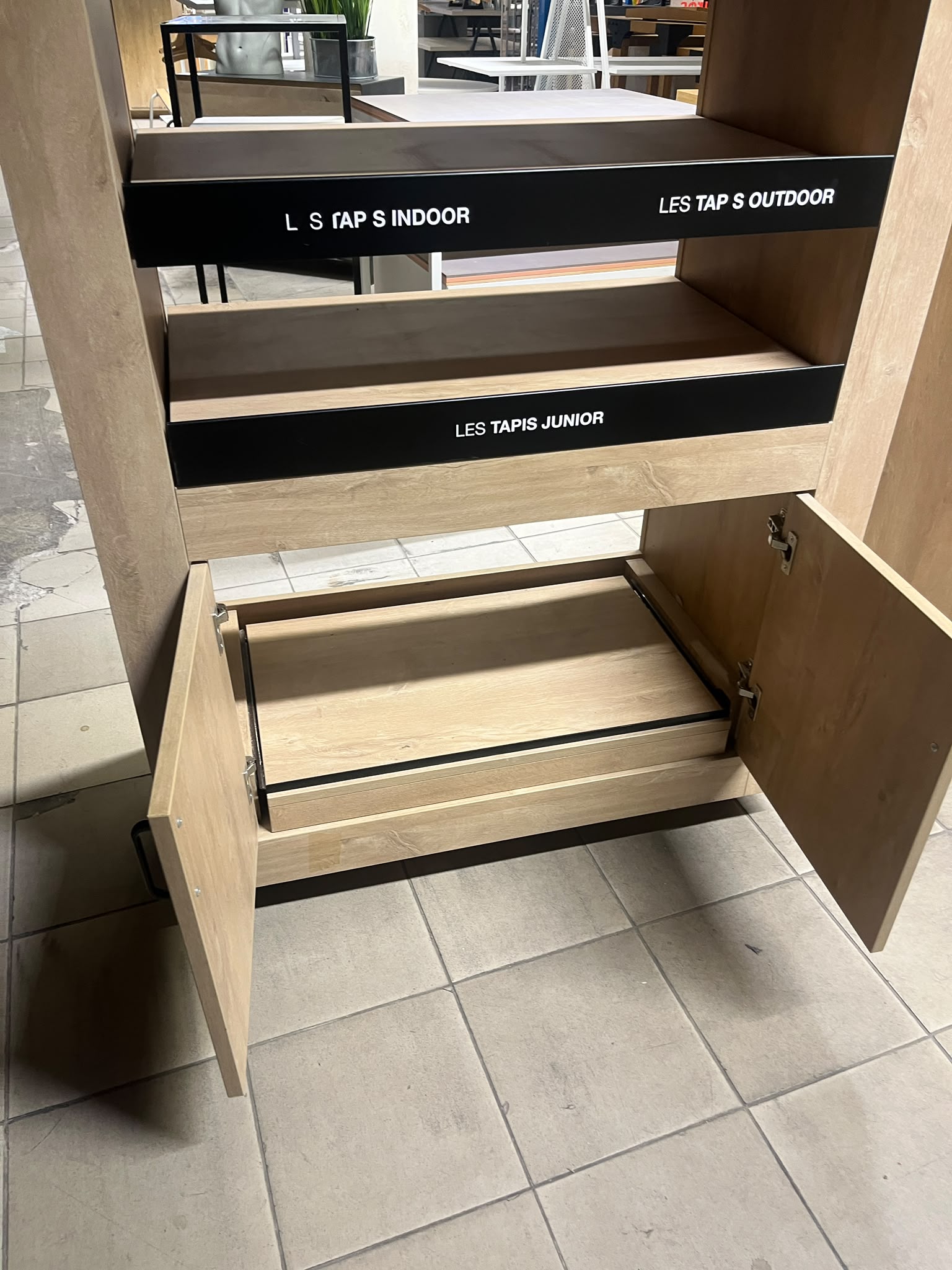 Meuble de présentation bois et noir sur roulettes – H220 cm