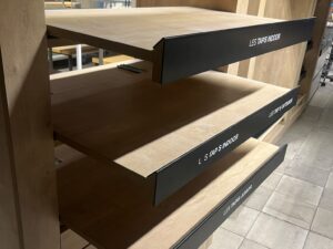 Meuble de présentation bois et noir sur roulettes – H220 cm