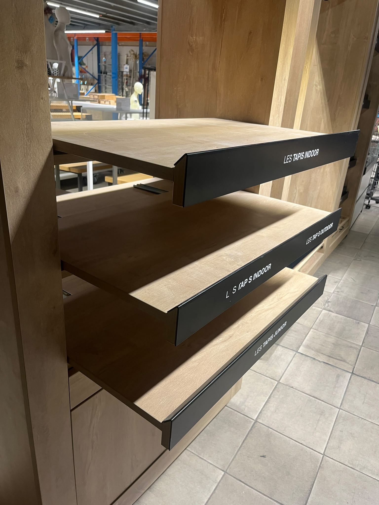 Meuble de présentation bois et noir sur roulettes – H220 cm