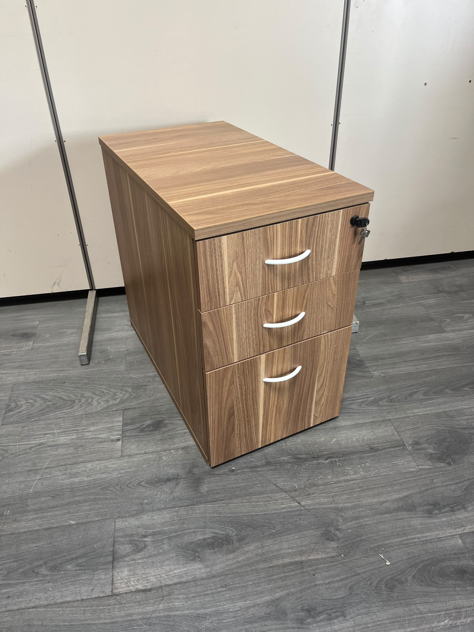 Caisson de bureau marron avec tiroir range-documents – H72 cm