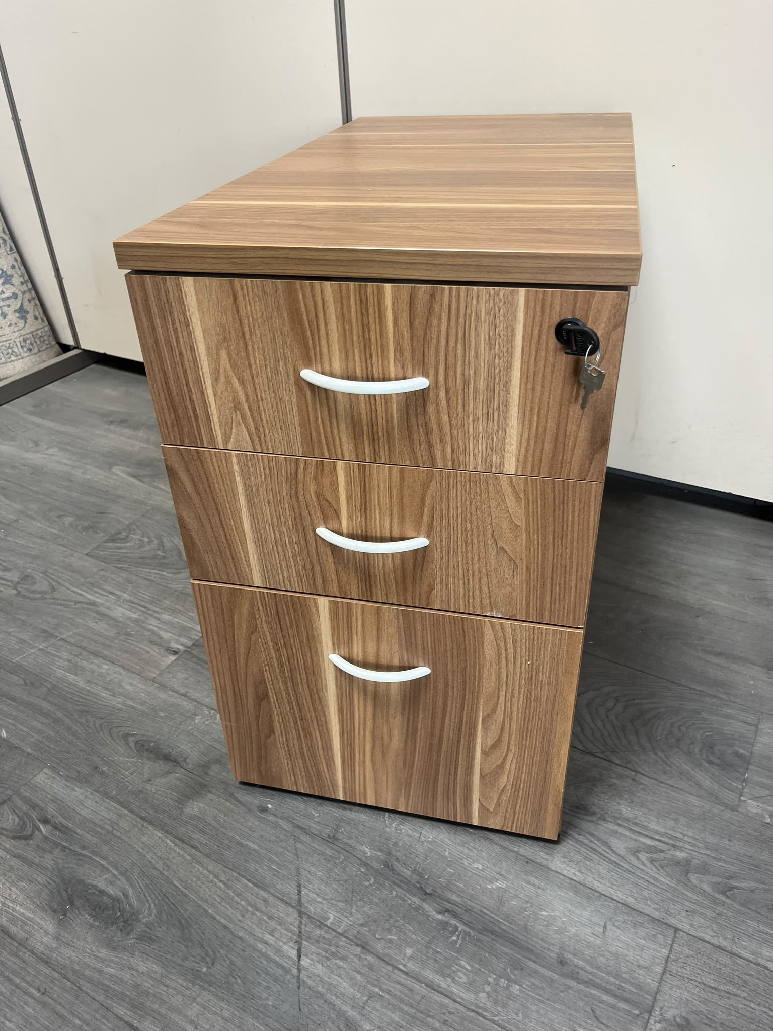 Caisson de bureau marron avec tiroir range-documents – H72 cm