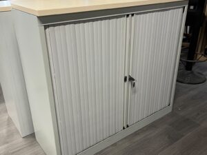 Armoire basse métallique grise avec plateau bois – L120 cm