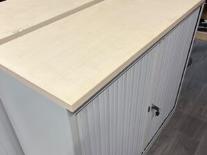 Armoire basse métallique grise avec plateau bois – L120 cm