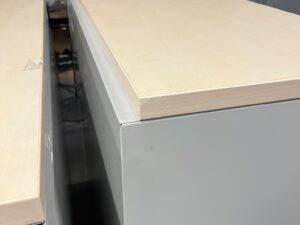 Armoire basse métallique grise avec plateau bois – L120 cm